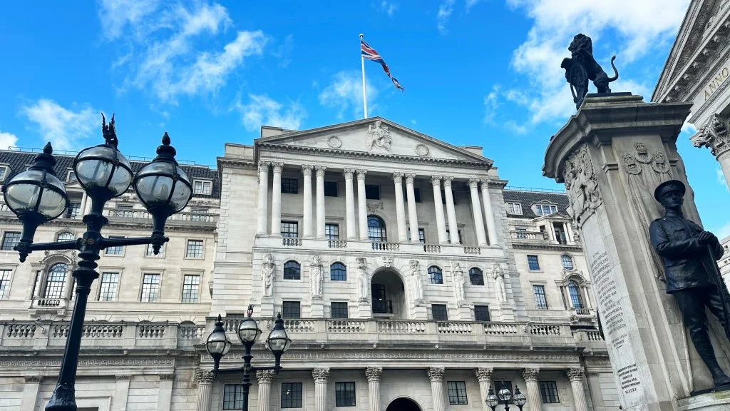 "Банк ъф Ингланд" понижи базовата си лихва до 4% след безпрецедентен втори вот