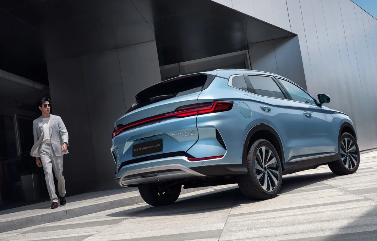 BYD отчита спад на печалбата от 55%, но запазва лидерството при електромобилите