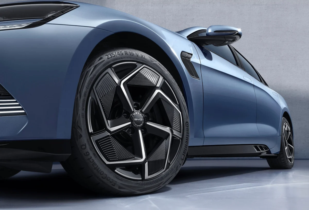 BYD отчита спад на печалбата от 55%, но запазва лидерството при електромобилите