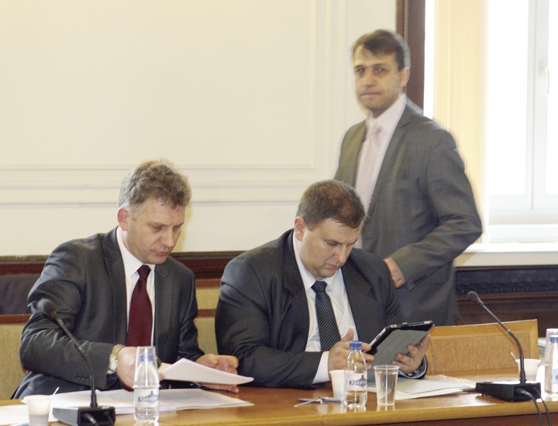 Депутатите от ГЕРБ Ивайло Тошев и Емил Радев обсъждат правите възможности за свиване на таксите на съдия-изпълнителите.