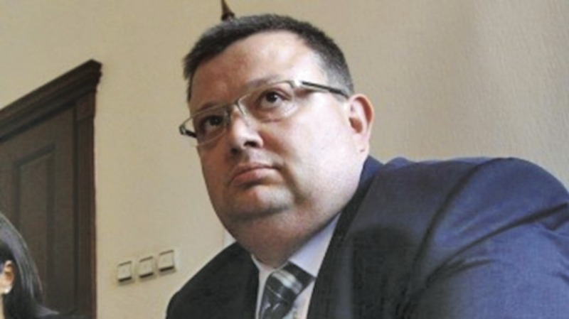 Сотир Цацаров взе да нервничи