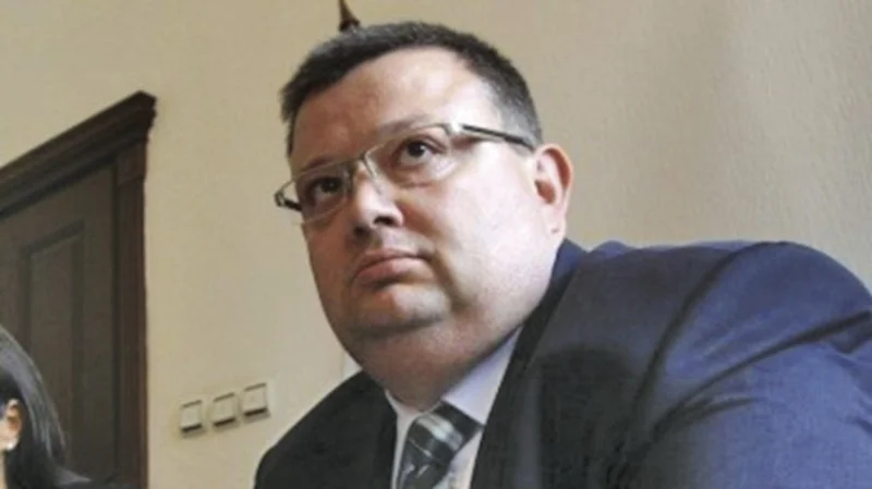 Сотир Цацаров взе да нервничи
