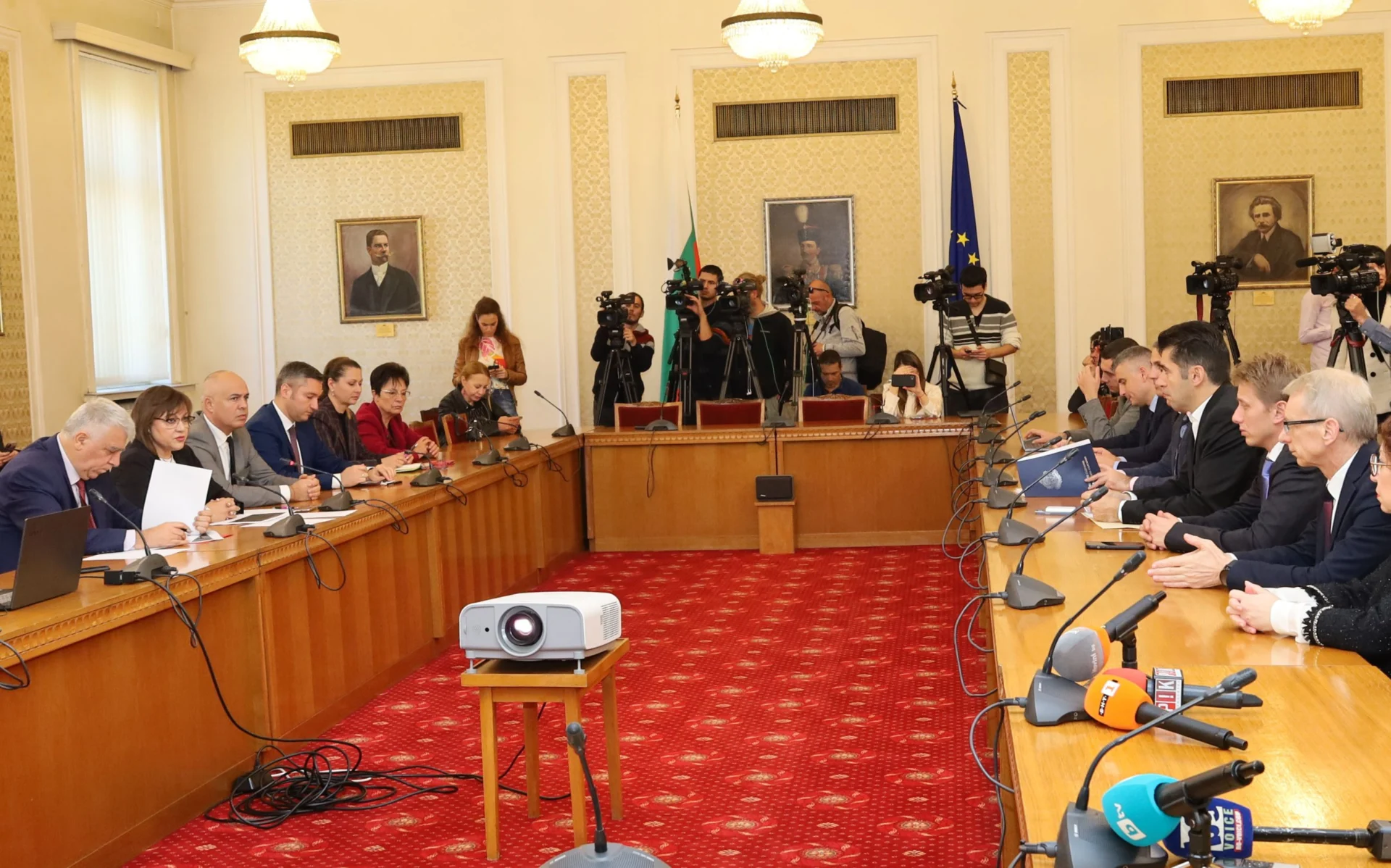 Парламент среща Продължаваме промяната и БСП Кирил Петков Корнелия Нинова