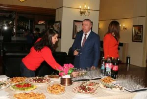 Веселин Марешки черпи журналисти в парламента за рожден Ден