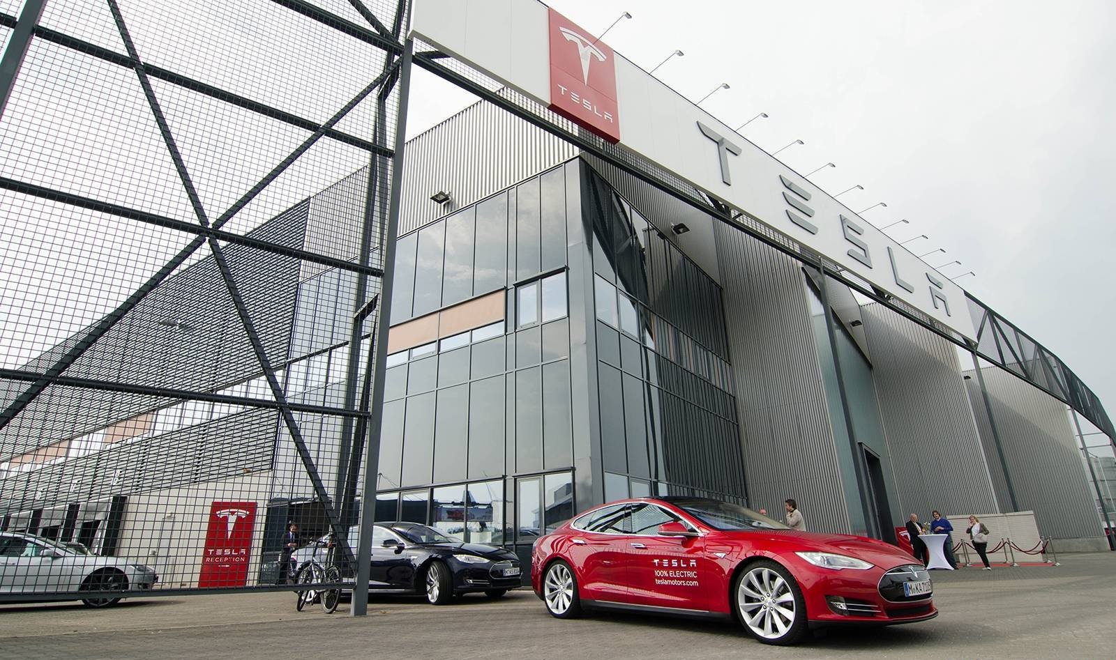 тесла моторс в холандия