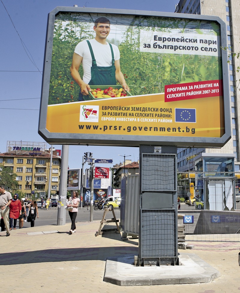 Билбордове с неясно “земеделско” послание продължават да изпълват улиците на столицата.