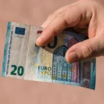 Над 210 000 души с ниски доходи получават 20 евро за високите цени на горивата