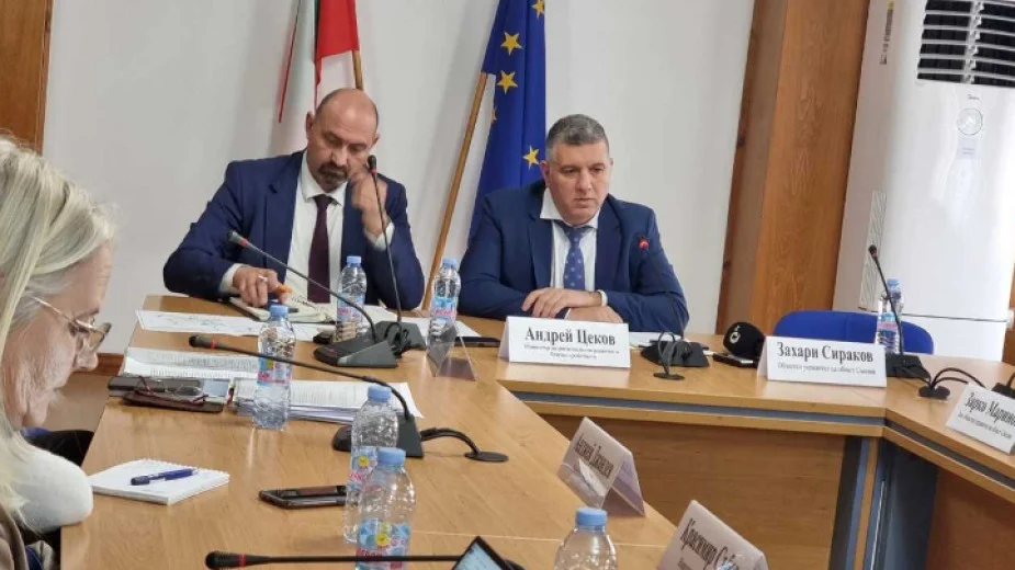 Министърът на регионалното развитие Андрей Цеков по време на посещението си в Смолян.