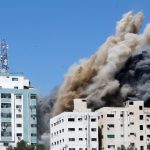 Израелски въздушен удар разруши 12-етажна сграда в град ивицата Газа