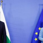 Урсула фон дер Лайен и Кирил Петков се усмихват по време на среща в Брюксел