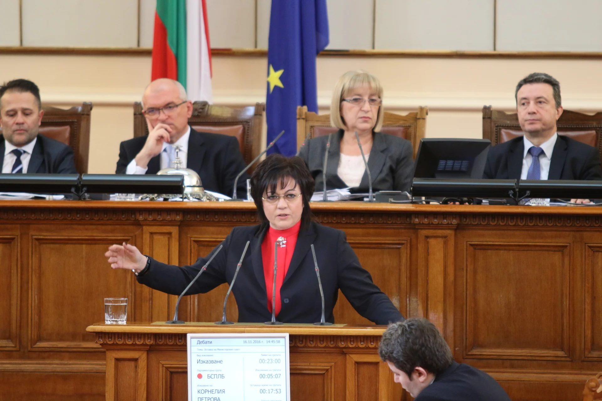 парламент оставка Корнелия Нинова