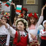 Чествания за 3-ти март. Повече от 100 деца се събраха пред Столична библиотека на площад "Славейков"