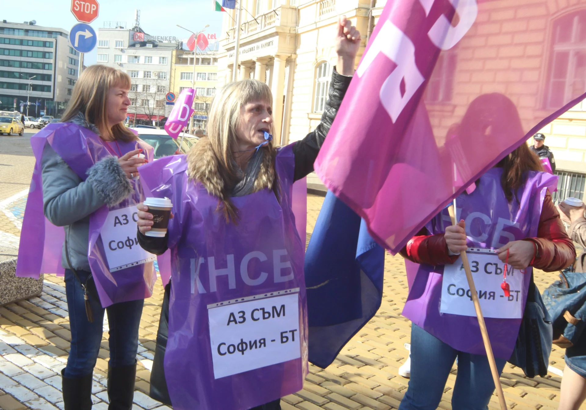 Служители от софийската фабрика на Булгартабак излязоха на протест пред парламента. Причината за недоволството им са планирани съкращения на над 90% от персонала.