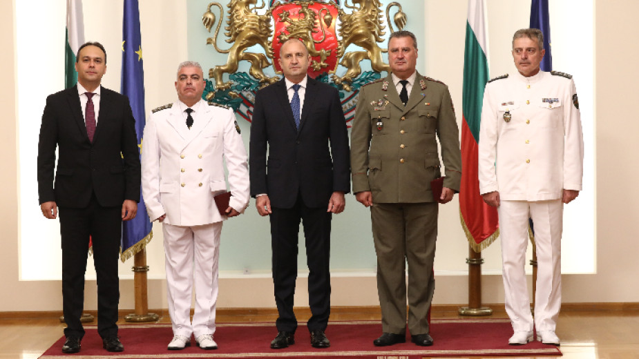 Президентът Румен Радев удостои военнослужещи с висши офицерски звания