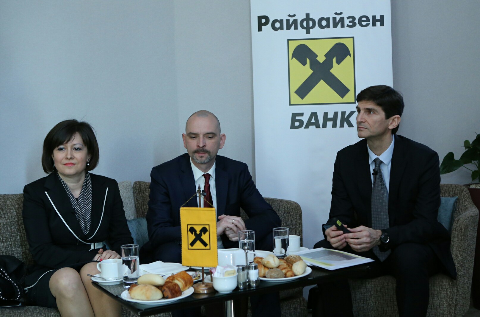 Райфайзенбанк финансови резултати за 2015  Ани Ангелова - Член на Управителния съвет и Изпълнителен директор на Райфайзенбанк Оливер Рьогл - председател на УС на Райфайзенбанк Добромир Добрев - Член на Управителния съвет  на Райфайзенбанк