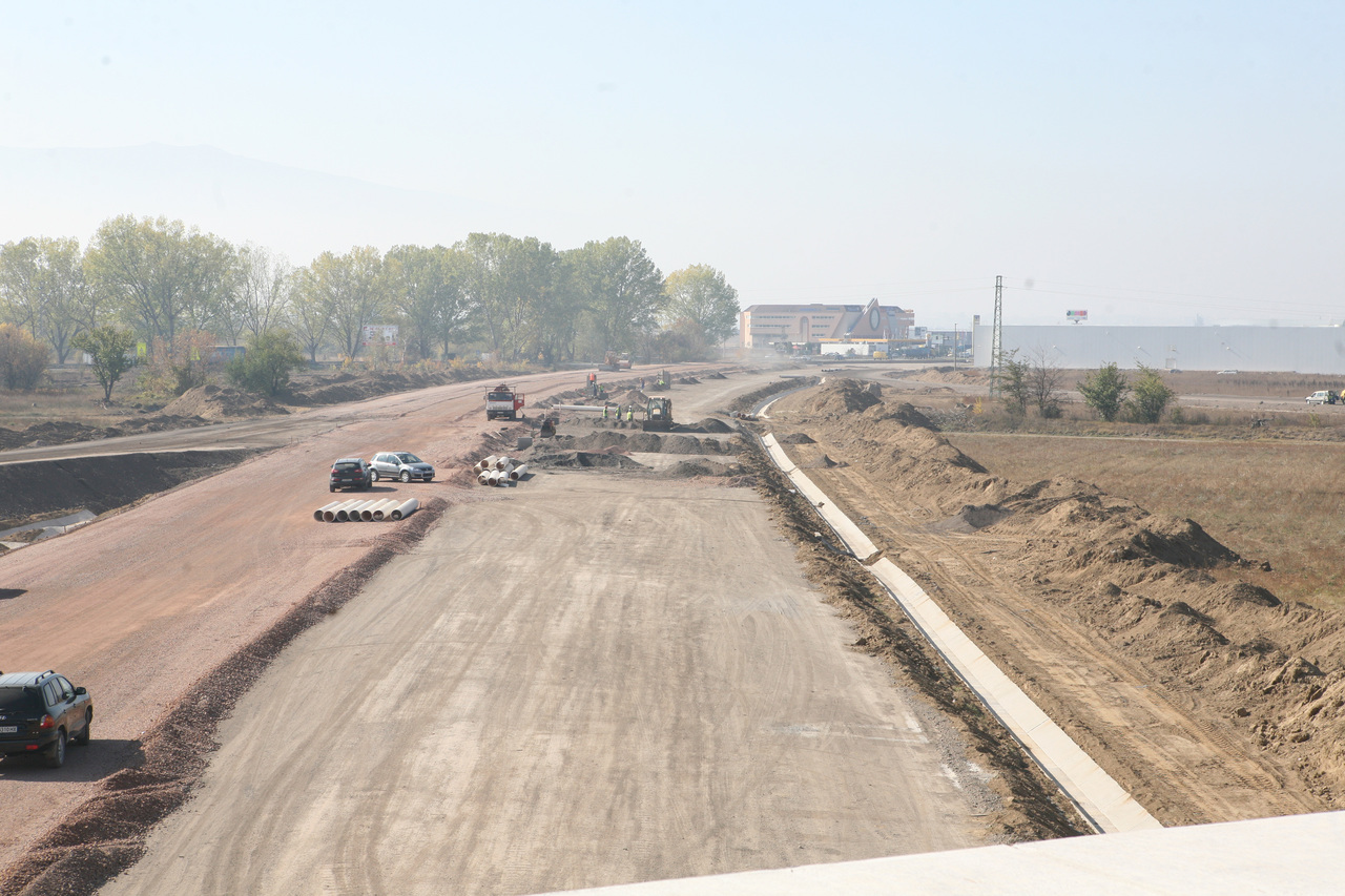 хемус, строителството на пътната връзка на АМ „Хемус” със Софийски Околовръстен Път – пътен възел Яна.