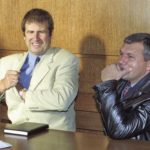 Валтер Папазки (вляво) се усмихва в очакване на присъдата от десет години