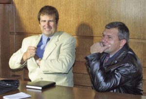 Валтер Папазки (вляво) се усмихва в очакване на присъдата от десет години