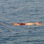 Турист се задържа на повърхността на водата в Мъртво море благодарение на изключително високата соленост