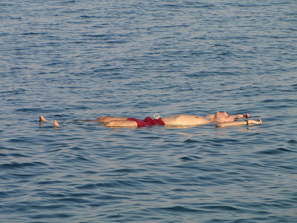 Турист се задържа на повърхността на водата в Мъртво море благодарение на изключително високата соленост