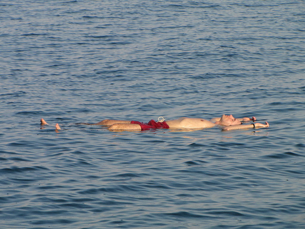 Турист се задържа на повърхността на водата в Мъртво море благодарение на изключително високата соленост
