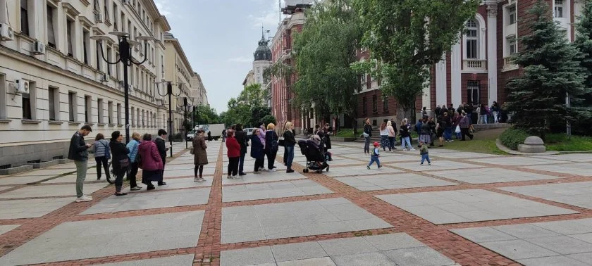 Опашка за билети пред Народния театър, Народен театър, музеи, кино