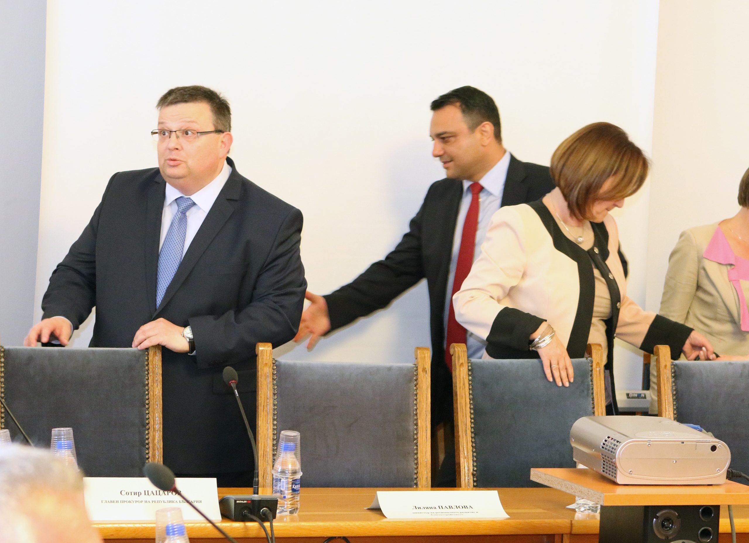 Парламент комисия по транспорта Румяна Бъчварова -заместник министър-председател по коалиционната политика и държавната администрация и министър на вътрешните работи
