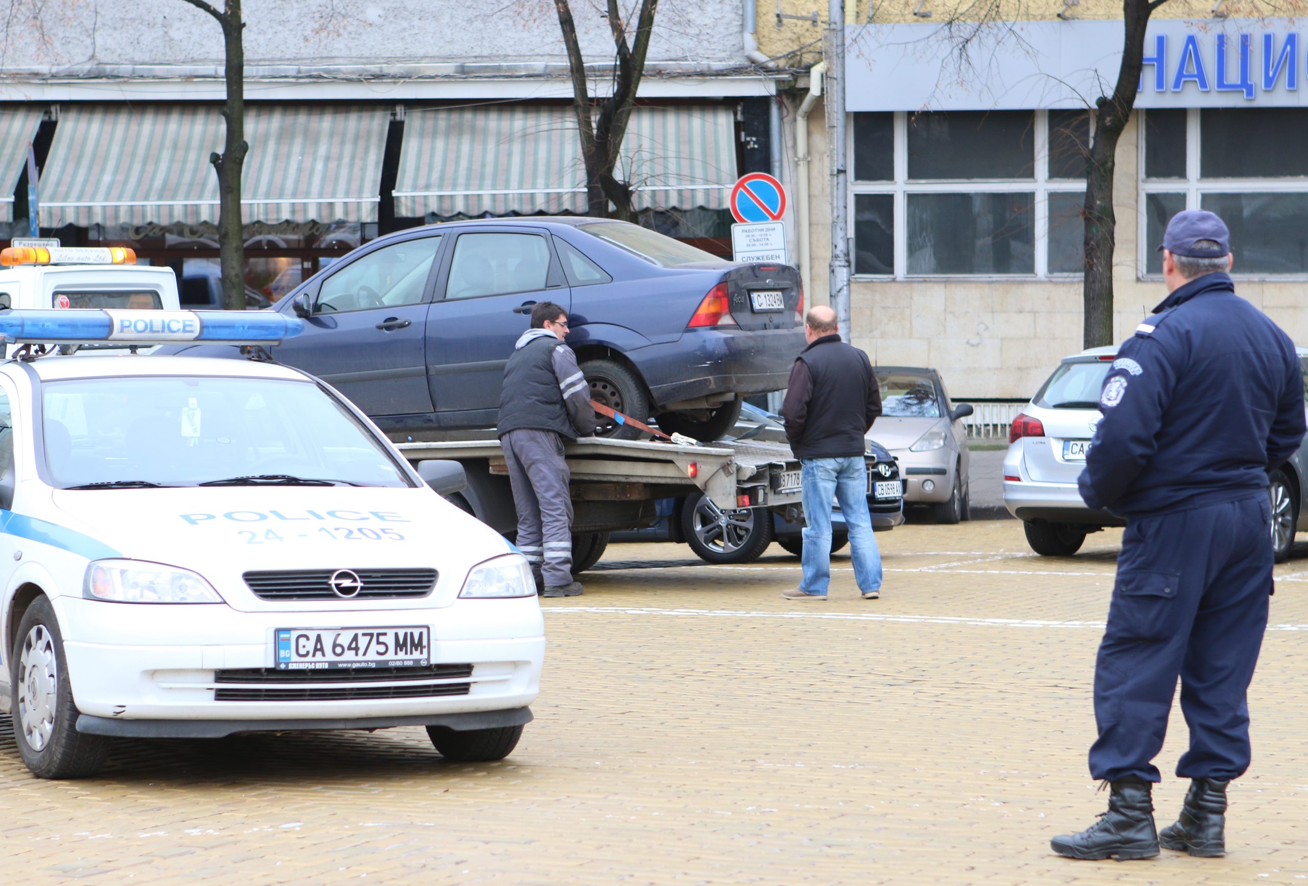 Паяк вдига кола автомобил полицай