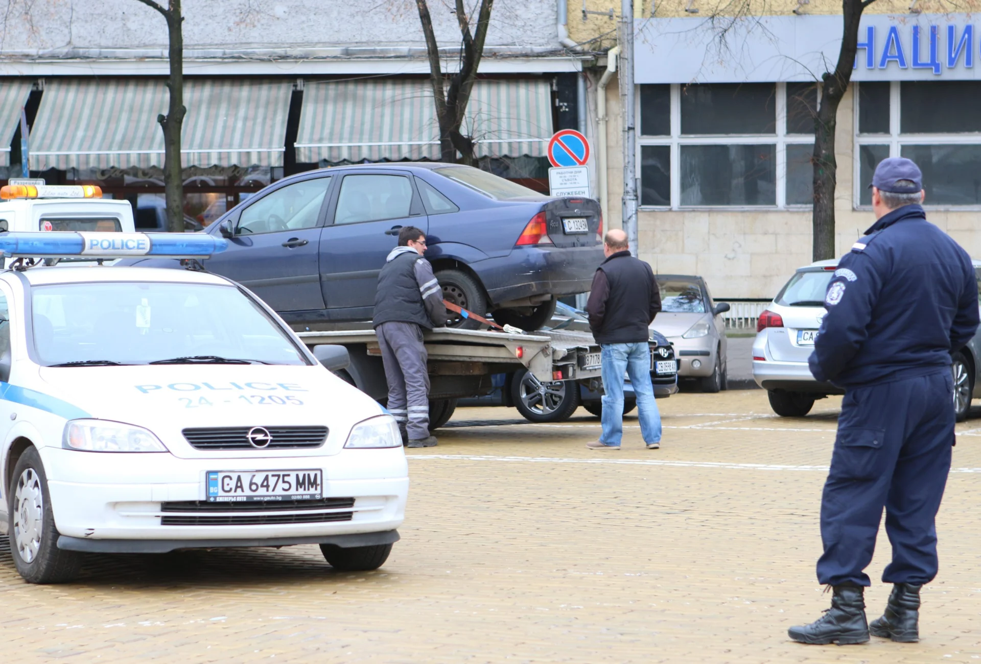 Паяк вдига кола автомобил полицай
