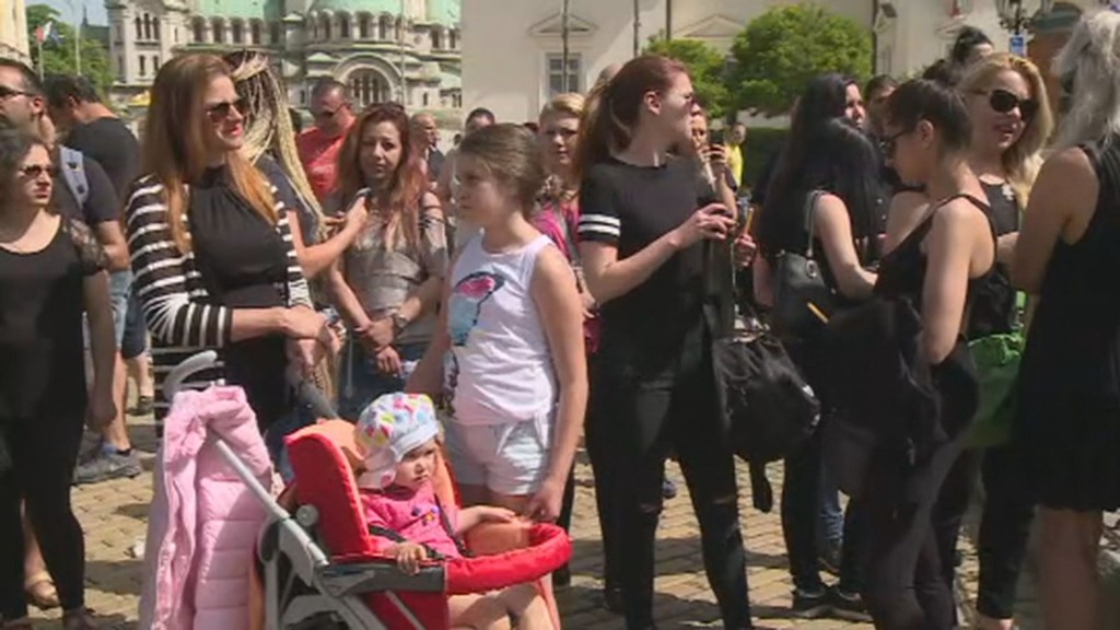 Родители излязоха на протест пред парламента