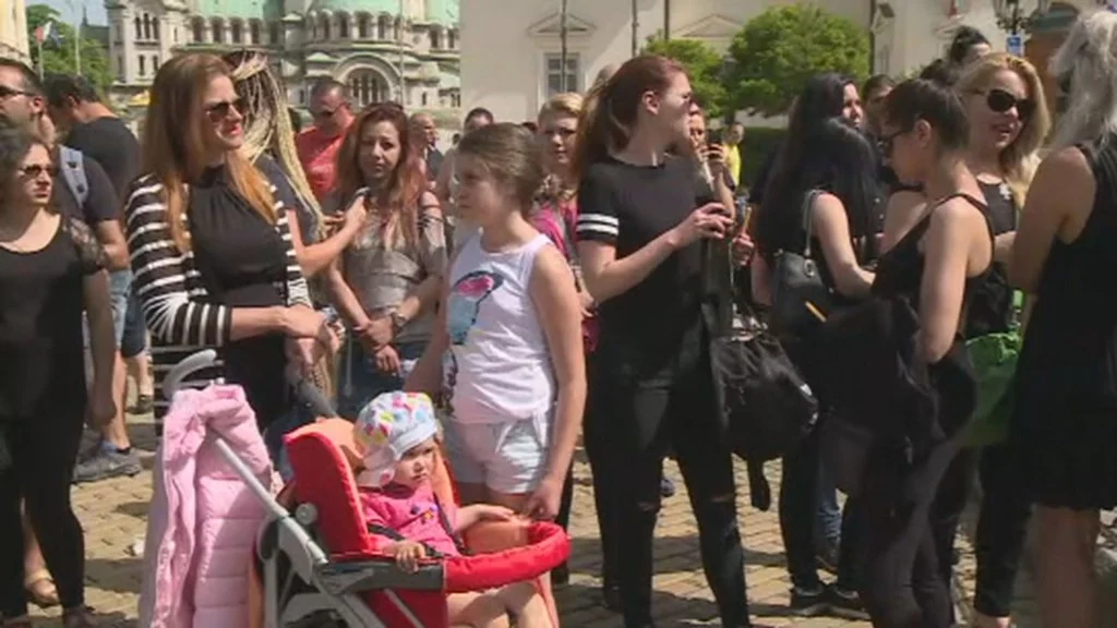 Родители излязоха на протест пред парламента