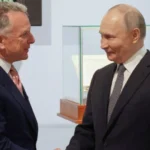 Руският президент Владимир Путин и специалният пратеник на президента на САЩ Стив Уиткоф се ръкуват преди срещата им в Санкт Петербург на 11 април 2025 г.