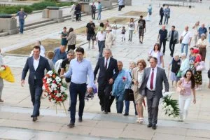 Калоян Паргов и ГС на БСП поднасят цветя на паметника на съветската армия