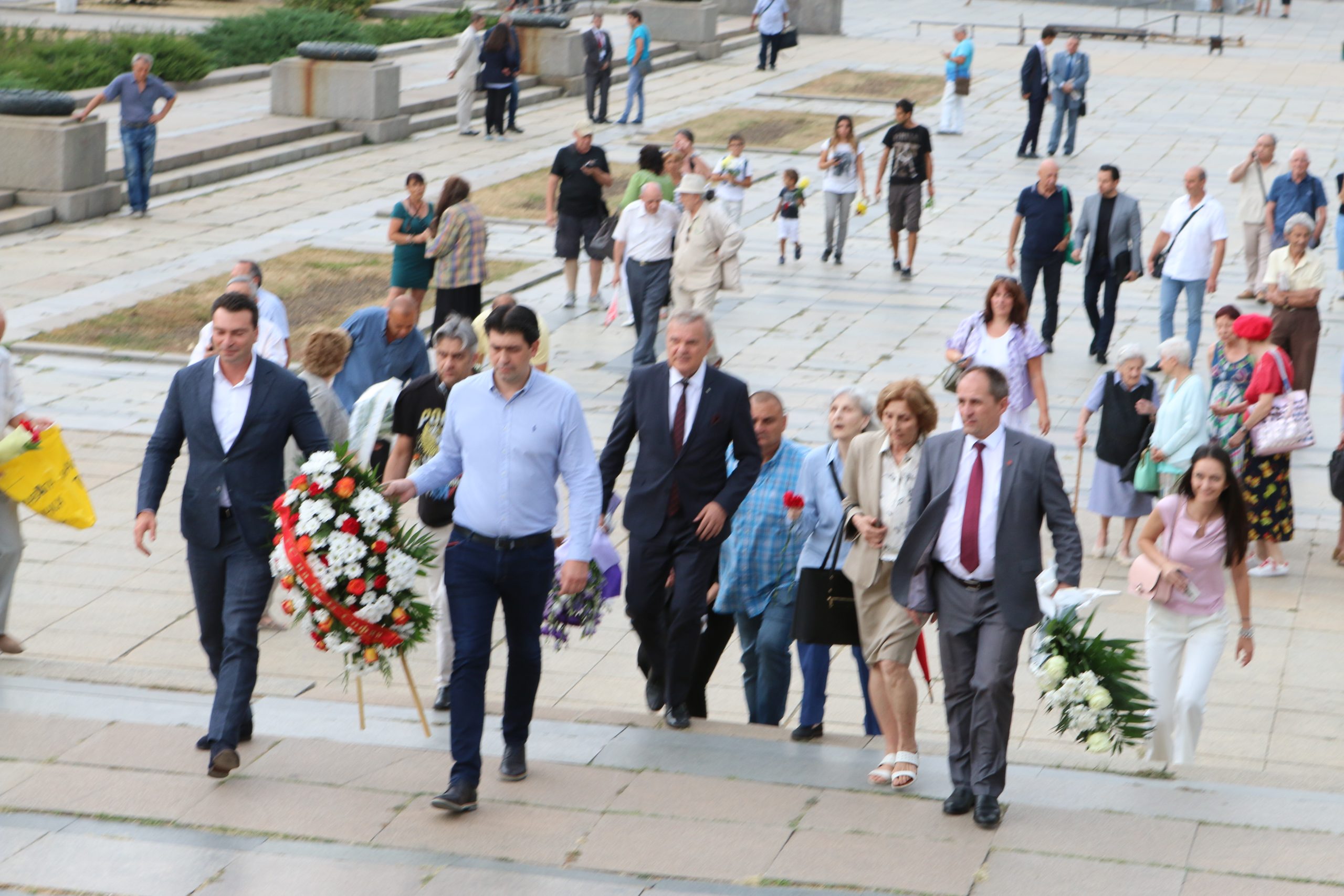 Калоян Паргов и ГС на БСП поднасят цветя на паметника на съветската армия