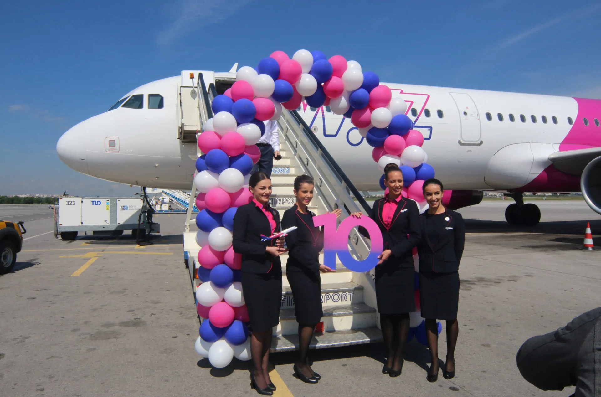 Летище София  Пресконференция  по случай 10 години Wizz Air в България самолет