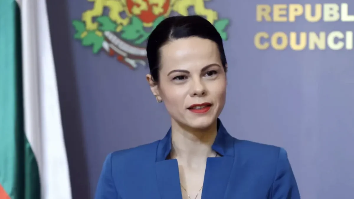 Финансовата дисциплина не означава съкращения и неизплащане на извънреден труд, заяви министър Ивкова