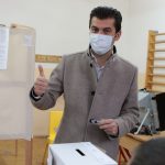 Кирил Петков гласува избори