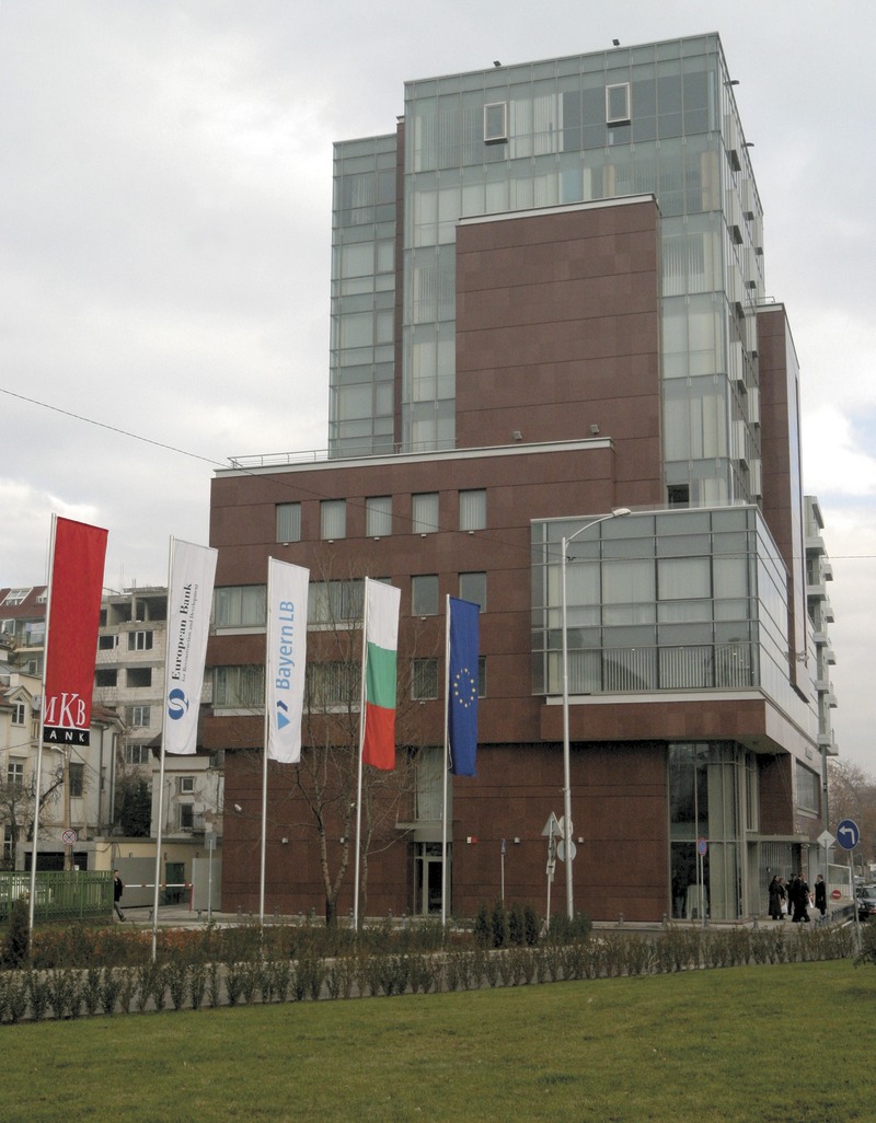 Пред сградата на МКБ ЮНИОНБАНК вече ще се развява знамето на ПИБ.