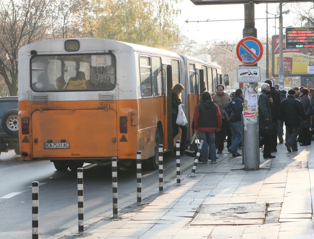 автобус спирка пътници