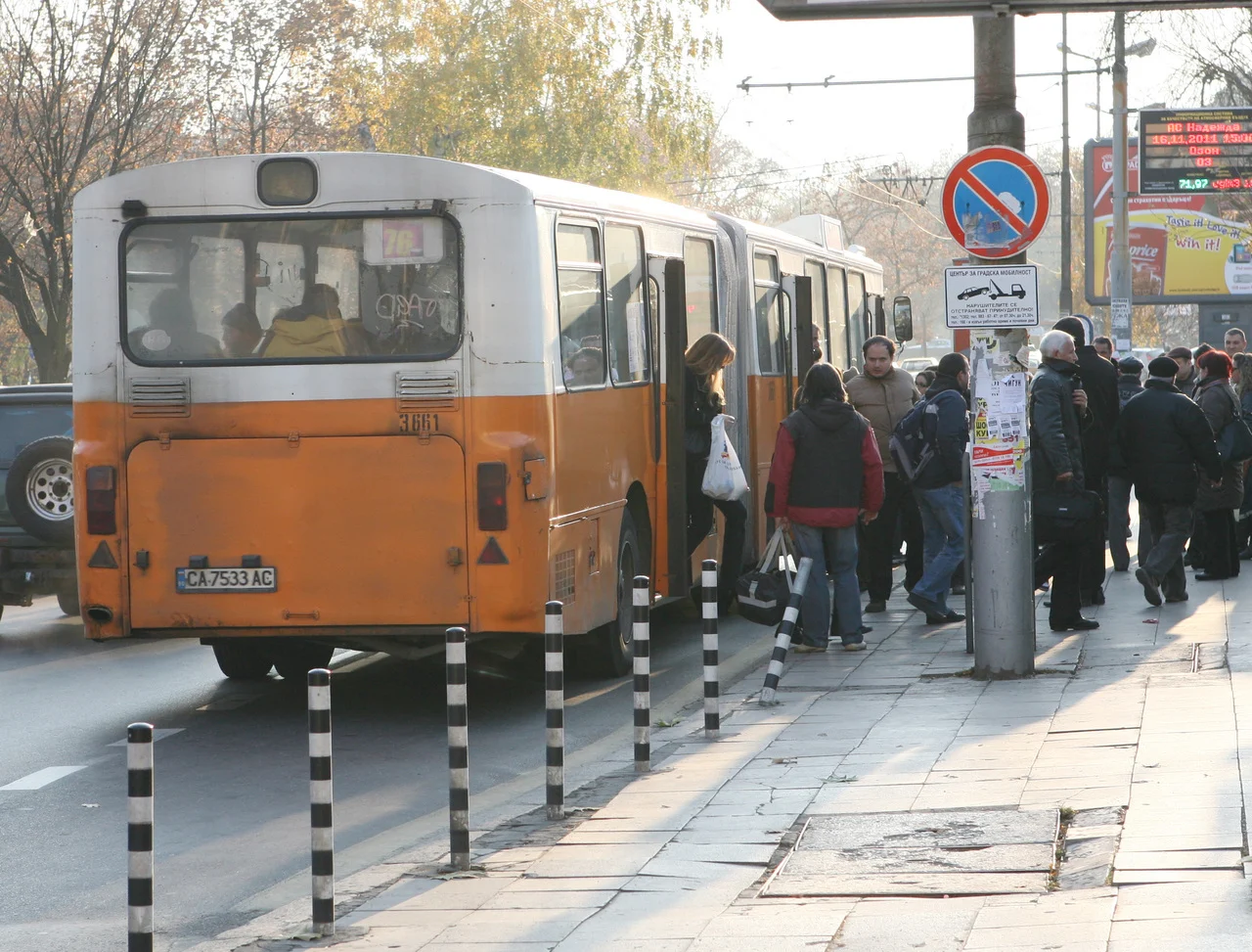 автобус спирка пътници