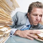 Спящ чиновник Защо се чувстваме сънливи след хранене