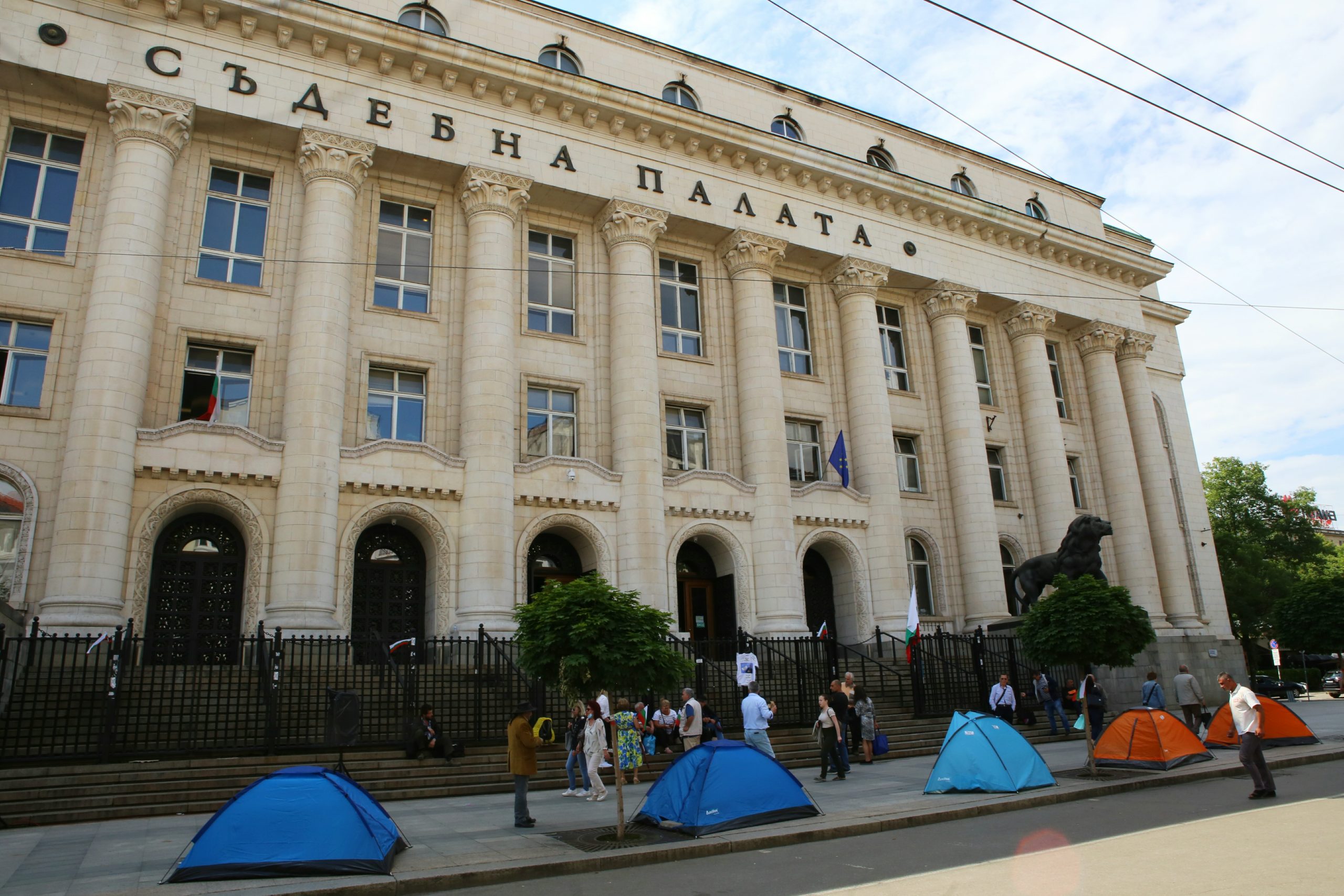 Палатки пред Съдебната палата