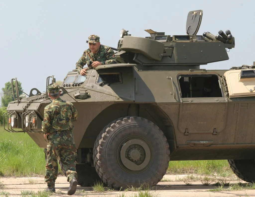 Представяне на нов танк военни войници полигон