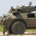 Представяне на нов танк военни войници полигон