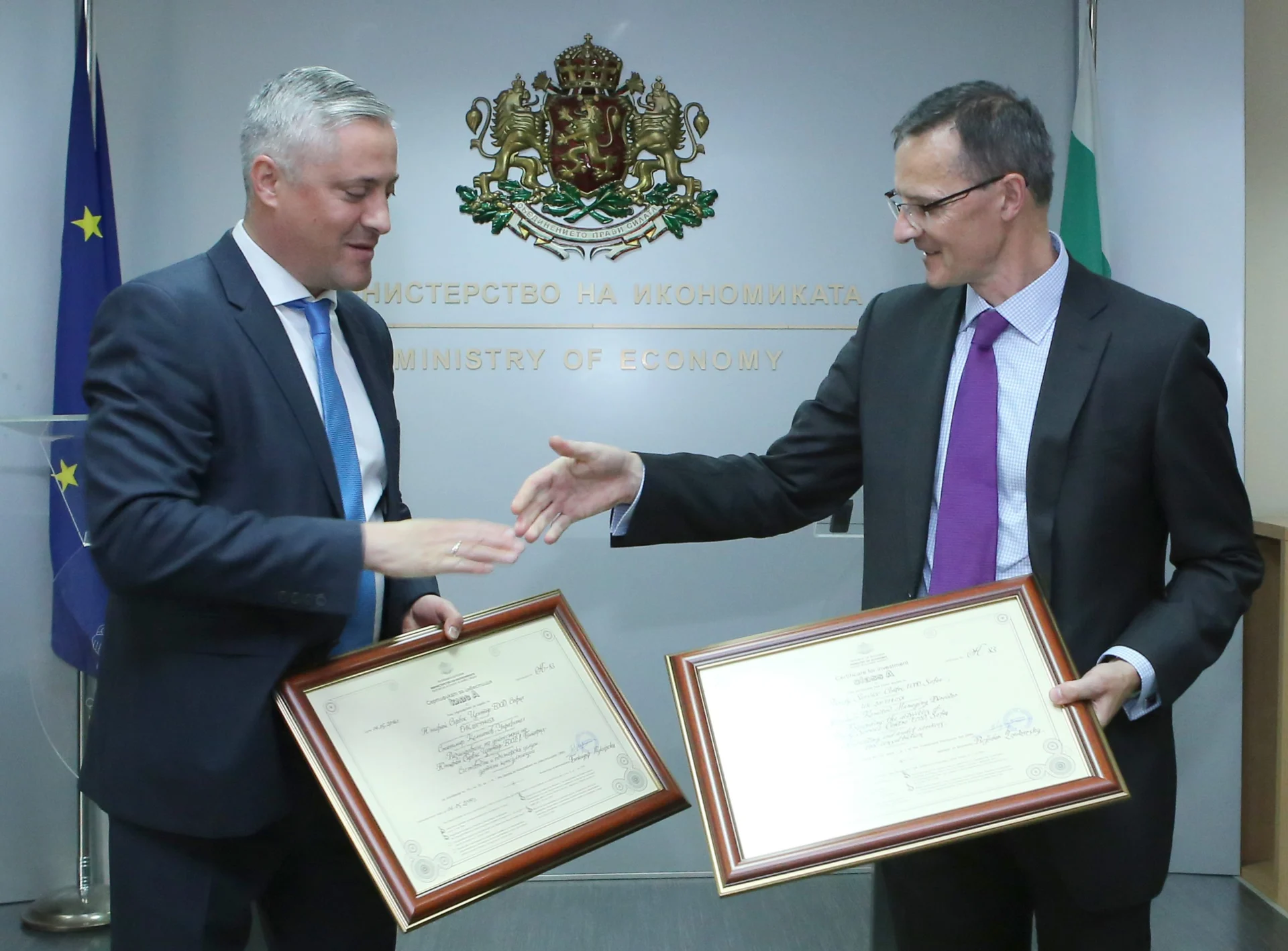 министър Божидар Лукарски връчи сертификат за инвестиция клас „А“ по реда на Закона за насърчаване на инвестициите на „Юнифай Сървис Център“ ЕООД
