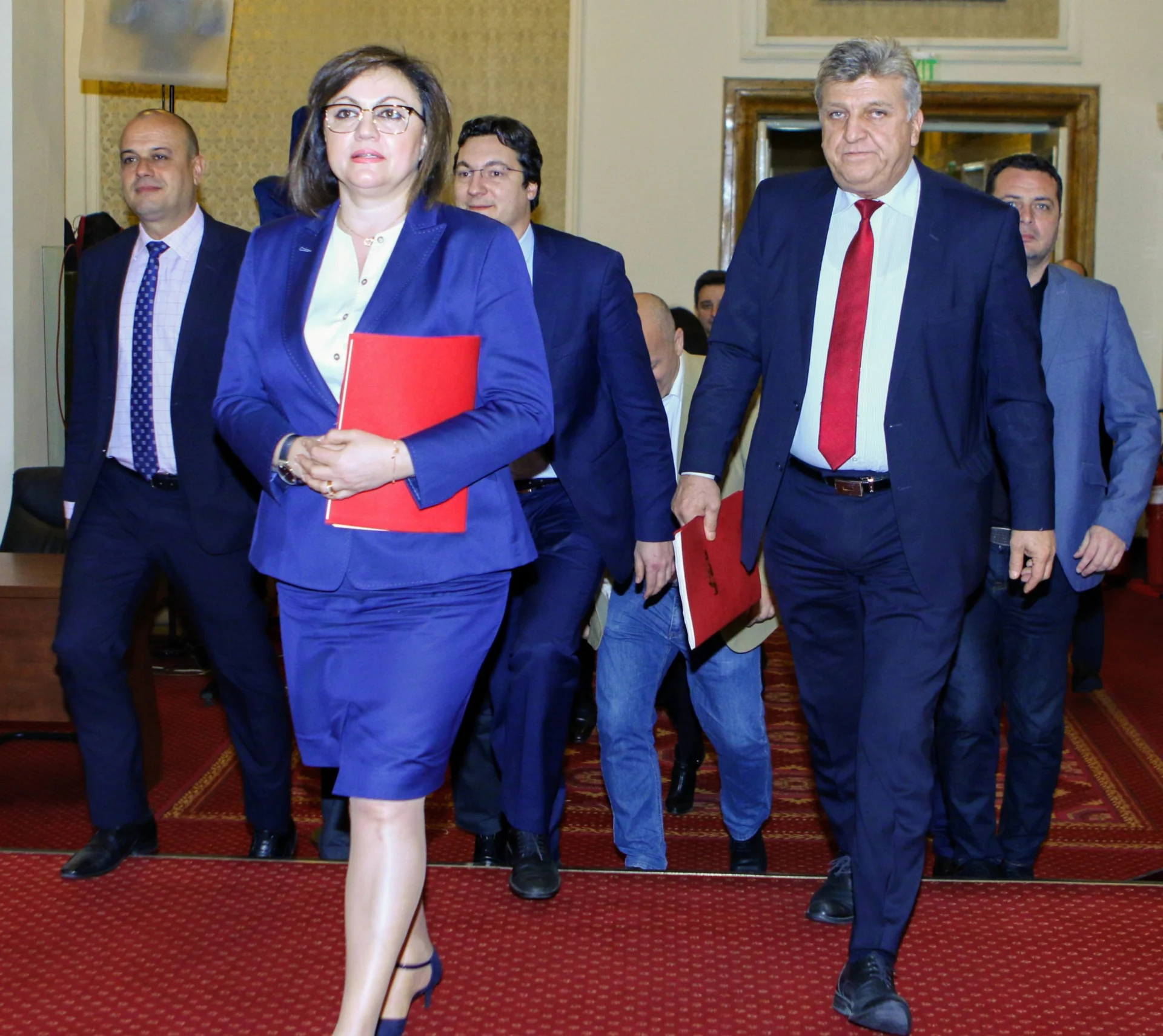 Парламент внасяне на вот на недоверие БСП Корнелия Нинова