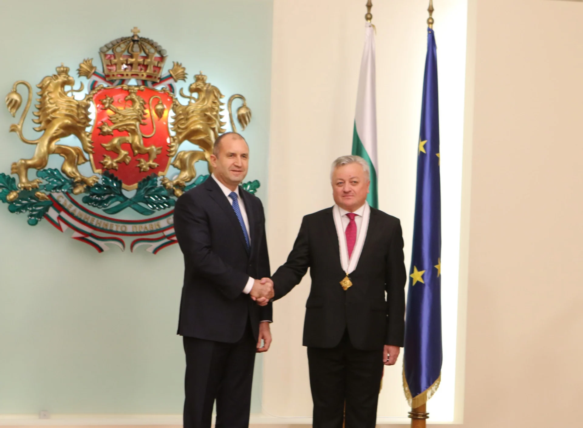 Румен Радев награди посланика на Молдова у нас Штефан Горда с орден „Мадарски конник“ първа степен
