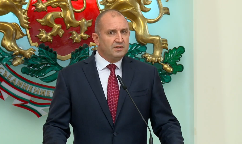 Румен Радев открои като важни теми в политическия дебат суверенитета и оцеляването ни като нация, демонстративен полет с изтребител F-16