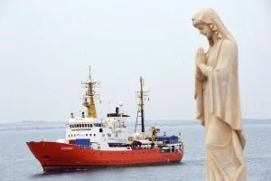 кораб акуариус мигранти средиземно море