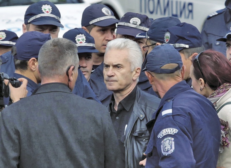 На водача на партия "Атака" Волен Сидеров може да му се наложи да отстъпи място не само на нови лидери
